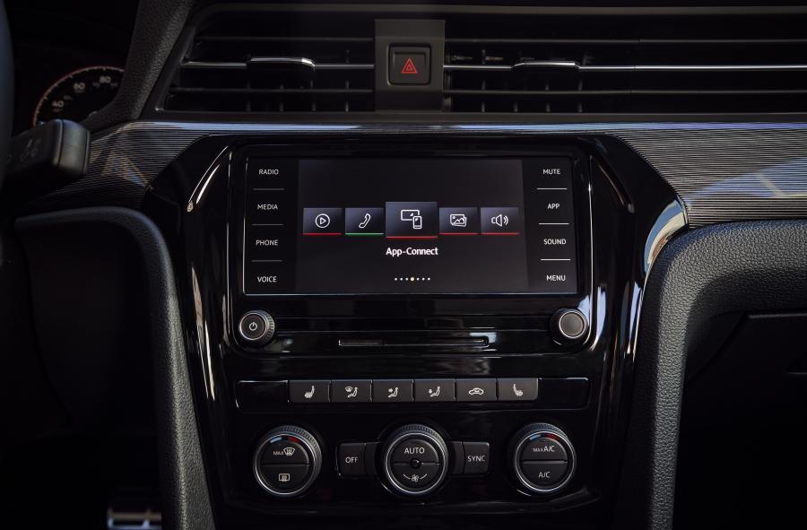 Детали интерьера Volkswagen Passat R-Line 2019 года  (NA) (фото 22 из 23)